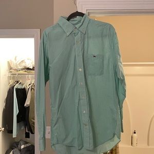 Medium Vineyard Vine collard shirt